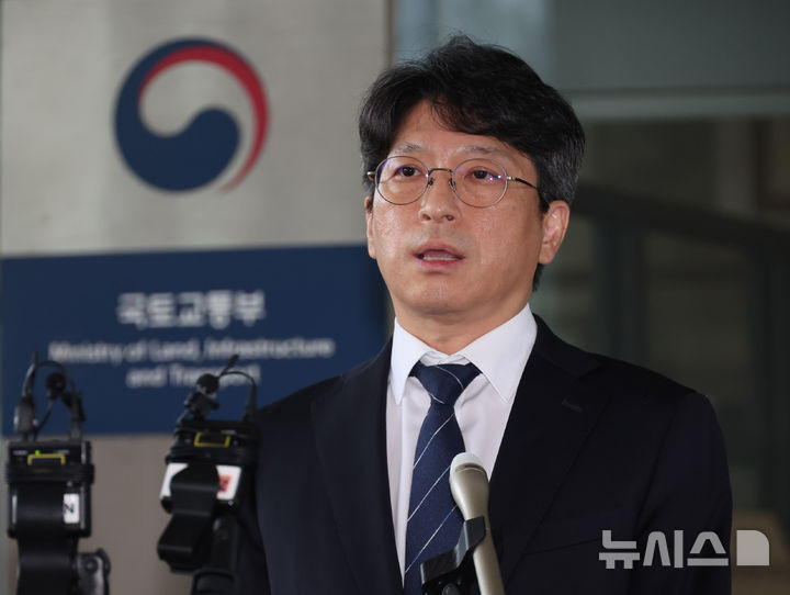 [세종=뉴시스] 배훈식 기자 = 홍지선 국토교통부 장관 후보자가 31일 오전 세종시 정부세종청사로 출근하며 취재진 앞에서 발언하고 있다. 2026.08.31. dahora83@newsis.com