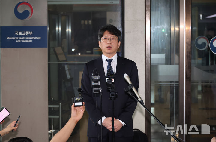 [세종=뉴시스] 배훈식 기자 = 홍지선 국토교통부 장관 후보자가 31일 오전 세종시 정부세종청사로 출근하며 취재진 앞에서 발언하고 있다. 2026.08.31. dahora83@newsis.com