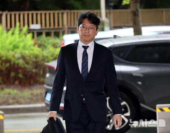 [세종=뉴시스] 배훈식 기자 = 홍지선 국토교통부 장관 후보자가 31일 오전 세종시 정부세종청사로 출근하고 있다. 2026.08.31. dahora83@newsis.com