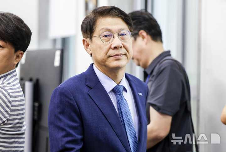 [서울=뉴시스] 정병혁 기자 = 이해민 조국혁신당 의원이 청와대 AI미래기획수석비서관 발탁으로 비례대표 의원직을 승계한 김형연 최고위원이 31일 서울 여의도 국회에서 열린 최고위원회의에 참석하고 있다. 2026.08.31. jhope@newsis.com