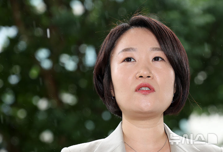 [서울=뉴시스] 김명년 기자 = 이소영 중소벤처기업부 장관 후보자가 31일 서울 여의도의 한 빌딩에 마련된 인사청문회 준비 사무실로 출근하며 취재진 질문에 답하고 있다. 2026.08.31. kmn@newsis.com