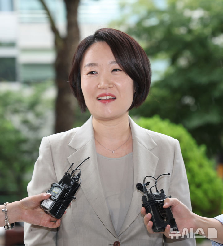 [서울=뉴시스] 김명년 기자 = 이소영 중소벤처기업부 장관 후보자가 지난달 31일 서울 여의도의 한 빌딩에 마련된 인사청문회 준비 사무실로 출근하며 취재진 질문을 듣고 있다. 2026.09.23. kmn@newsis.com