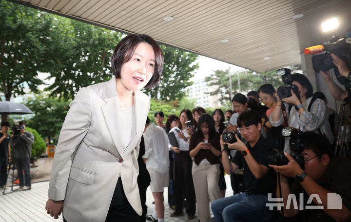 [서울=뉴시스] 김명년 기자 = 이소영 중소벤처기업부 장관 후보자가 지난 31일 서울 여의도의 한 빌딩에 마련된 인사청문회 준비 사무실로 출근하고 있다. 2026.08.31. kmn@newsis.com