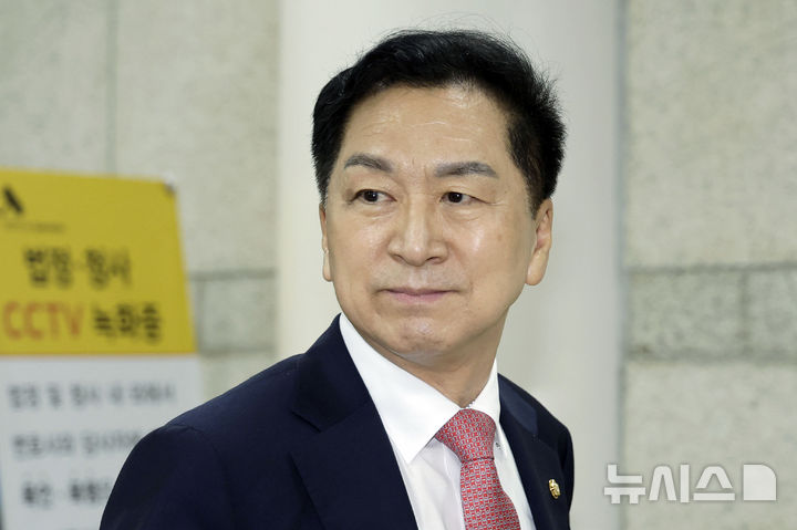 [서울=뉴시스] 최동준 기자 = 김건희 여사에게 전당대회 당선을 대가로 267만원 상당의 가방을 건넨 혐의로 기소된 김기현 국민의힘 의원 부부의 1심 재판이 28일 마무리된다. 사진은 김 의원이 지난달 31일 서울 서초구 서울중앙지방법원에서 열린 공판에 출석하는 모습. 2026.09.28. photocdj@newsis.com