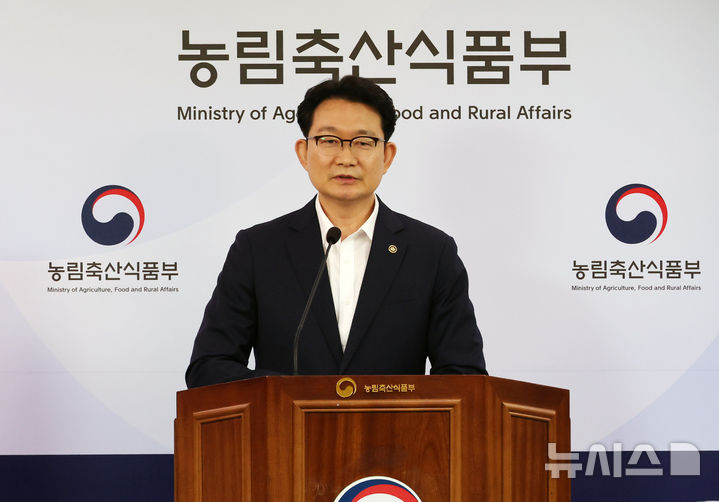 [세종=뉴시스] 배훈식 기자 = 김종구 농림축산식품부 차관이 지난달 31일 오전 세종시 정부세종청사에서 2027년 농식품부 정부 예산안을 발표를 하고 있다. 2026.09.01. dahora83@newsis.com