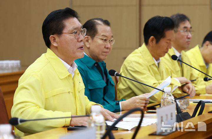 [서울=뉴시스] 조수정 기자 = 송석준 국민의힘 소속 국회 외교통일위원장이 31일 서울 종로구 외교부 청사에서 열린 국회 외교통일위원회 대상 네팔 대홍수 관련 브리핑에서 모두발언하고 있다. (공동취재) 2026.08.31. chocrystal@newsis.com