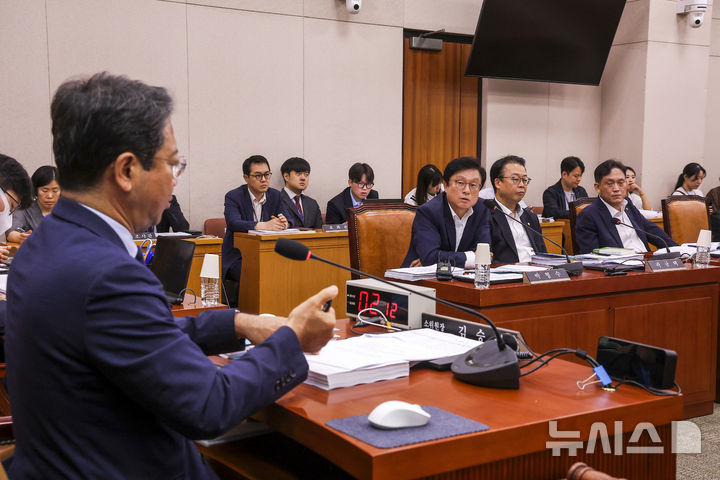 [서울=뉴시스] 정병혁 기자 = 법무부 장관 후보자로 지명된 김승원 법제사법위원회 소위원장이 31일 서울 여의도 국회에서 열린 법사위제438회국회(임시회) 제1차 법안심사제1소위원회를 주재하고 있다. 2026.08.31. jhope@newsis.com