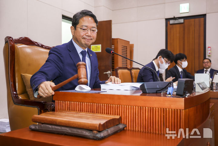 [서울=뉴시스] 정병혁 기자 = 법무부 장관 후보자로 지명된 김승원 법제사법위원회 소위원장이 31일 서울 여의도 국회에서 열린 법사위제438회국회(임시회) 제1차 법안심사제1소위원회에서 의사봉을 두드리고 있다. 2026.08.31. jhope@newsis.com