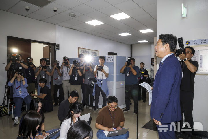 [서울=뉴시스] 정병혁 기자 = 김승원 법무부장관 후보자가 31일 서울 여의도 국회에서 열린 법사위제438회국회(임시회) 제1차 법안심사제1소위원회에 참석하기에 앞서 지명 소감을 밝히고 있다. 2026.08.31. jhope@newsis.com