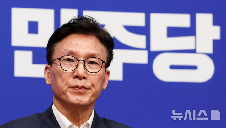 [서울=뉴시스] 고범준 기자 = 김민석 더불어민주당 대표가 31일 서울 여의도 국회에서 열린 최고위원회의에 참석해 한병도 원내대표의 발언을 듣고 있다. 2026.08.31. bjko@newsis.com