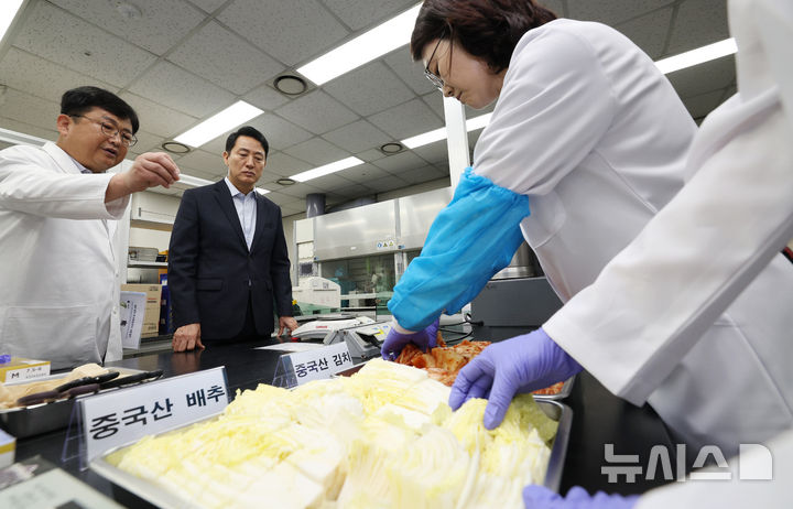 [서울=뉴시스] 박주성 기자 = 오세훈 서울시장이 31일 서울 서초구 보건환경연구원에서 박주성 보건환경연구원장에게 중국산 김치 관련 안전성 검사 현황에 대해 보고를 받고 있다. (공동취재) 2026.08.31. photo@newsis.com