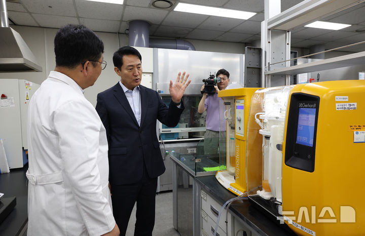 [서울=뉴시스] 박주성 기자 = 오세훈 서울시장이 31일 서울 서초구 보건환경연구원에서 중국산 김치 관련 안전성 검사 현장을 점검하고 있다. (공동취재) 2026.08.31. photo@newsis.com