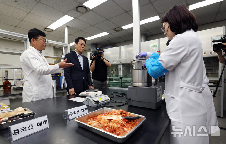 [서울=뉴시스] 박주성 기자 = 오세훈 서울시장이 31일 서울 서초구 보건환경연구원에서 박주성 보건환경연구원장에게 중국산 김치 관련 안전성 검사 현황에 대해 보고를 받고 있다. (공동취재) 2026.08.31. photo@newsis.com