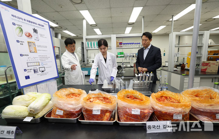 [서울=뉴시스] 박주성 기자 = 오세훈 서울시장이 31일 서울 서초구 보건환경연구원에서 박주성 보건환경연구원장에게 중국산 김치 관련 안전성 검사 현황에 대해 보고를 받고 있다. (공동취재) 2026.08.31. photo@newsis.com
