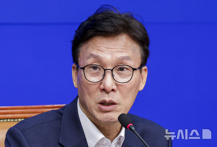 [서울=뉴시스] 정병혁 기자 = 김민석 더불어민주당 대표가 31일 서울 여의도 국회에서 열린 메가성장특별위원회 1차회의에서 발언하고 있다. 2026.08.31. jhope@newsis.com