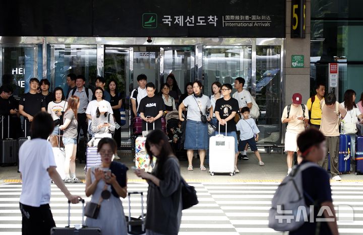 [제주=뉴시스] 우장호 기자 = 제주국제공항 1층 도착장에서 관광객들이 이동하고 있다. 2026.08.31. woo1223@newsis.com