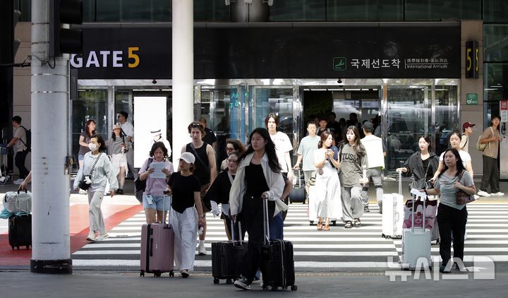 [제주=뉴시스] 우장호 기자 = 제주에서 발생한 경찰의 실종신고 허위 종결 사건 이후 제주를 찾은 내국인 관광객의 숫자가 줄어든 것으로 나타났다. 제주도관광협회에 따르면 경찰의 장모씨 실종신고 허위 종결 사건이 알려진 지난 19~29일 제주 방문객은 24일 하루를 제외하고 모두 지난해 같은 날보다 감소했다.31일 오후 제주국제공항 1층 도착장에서 관광객들이 이동하고 있다. 2026.08.31. woo1223@newsis.com