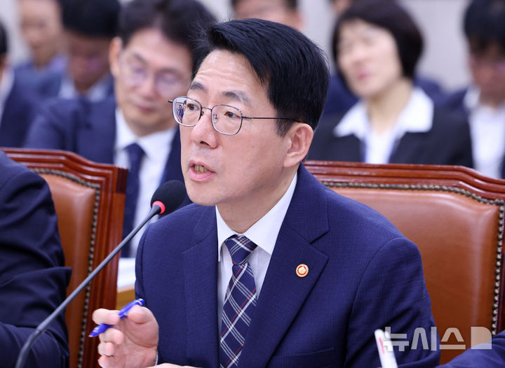 [서울=뉴시스] 고범준 기자 = 황종우 해양수산부 장관이 31일 서울 여의도 국회에서 열린 농림축산식품해양수산위원회 전체회의에서 의원 질의에 답변하고 있다. 2026.08.31. bjko@newsis.com