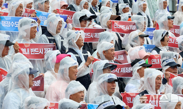 [서울=뉴시스] 고범준 기자 = 31일 서울 여의도 국회의사당 계단에서 열린 행정수도특별법 연내 제정을 위한 범국민 결의대회에서 참석자들이 손 피켓을 들고 있다. 2026.08.31. bjko@newsis.com