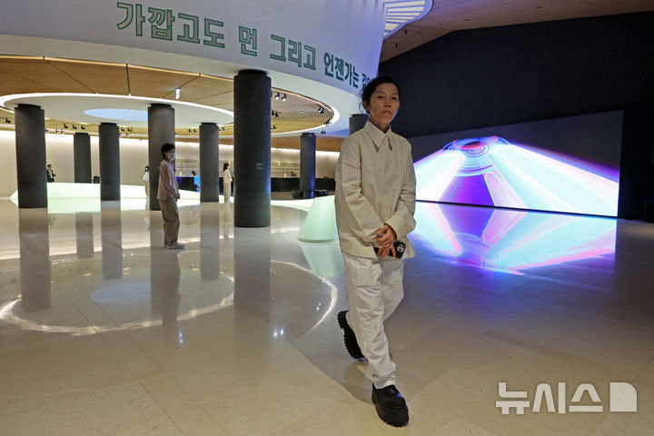 [서울=뉴시스] 박진희 기자 = 구정아 작가가 31일 서울 용산구 리움미술관에서 개인전 '구정아: 우스모스(KOO JEONG A: OUSSSMOS)' 기자간담회에 앞서 전시장을 살펴보고 있다. 2026.08.31. pak7130@newsis.com