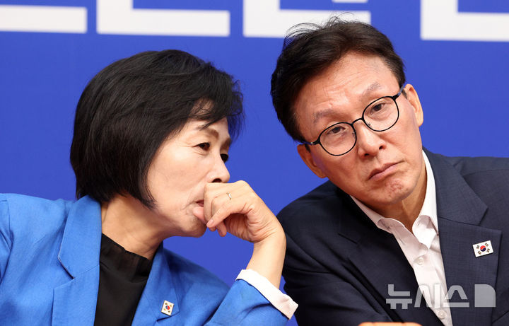 [서울=뉴시스] 고범준 기자 = 김민석 더불어민주당 대표와 최민희 최고위원이 지난달 31일 서울 여의도 국회에서 열린 최고위원회의에서 대화를 하고 있다. 2026.08.31. bjko@newsis.com