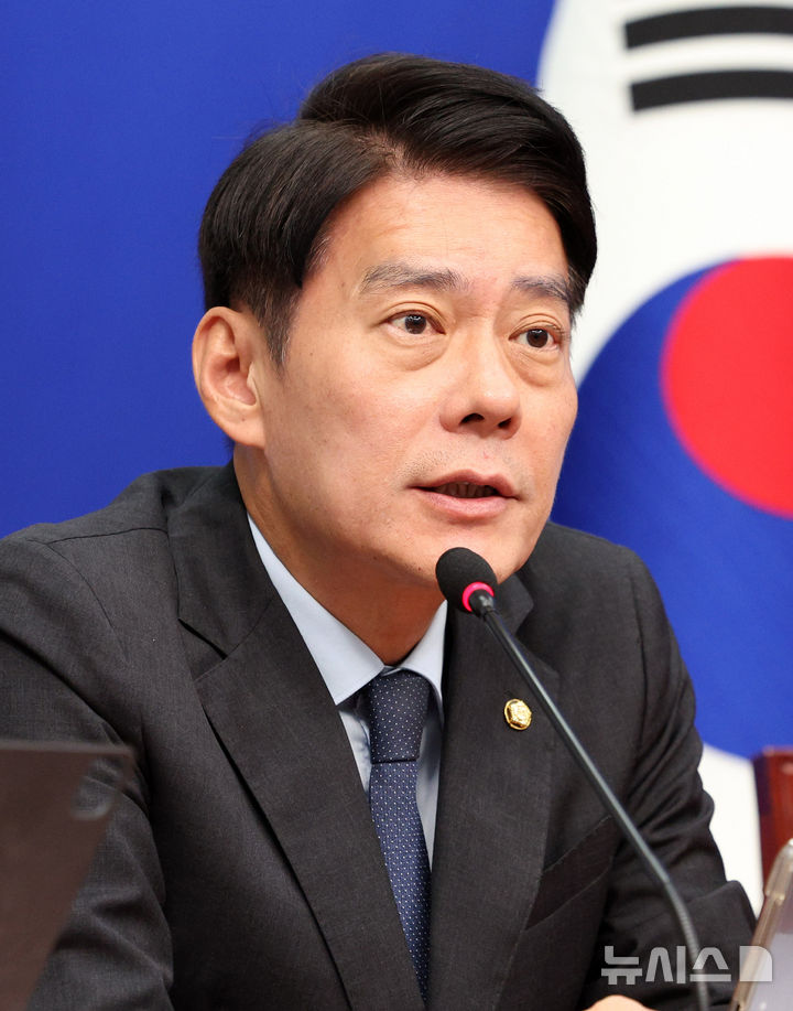 [서울=뉴시스] 고범준 기자 = 한민수 더불어민주당 최고위원이 31일 서울 여의도 국회에서 열린 최고위원회의에서 발언하고 있다. 2026.08.31. bjko@newsis.com