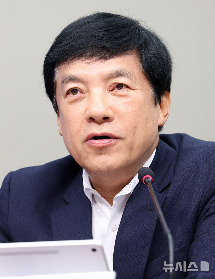 [서울=뉴시스] 고범준 기자 = 이성윤 더불어민주당 최고위원이 31일 서울 여의도 국회에서 열린 최고위원회의에서 발언하고 있다. 2026.08.31. bjko@newsis.com