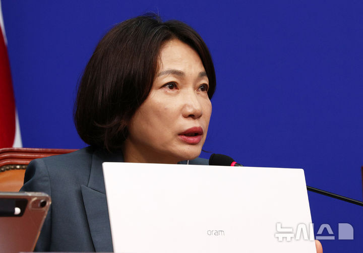 [서울=뉴시스] 고범준 기자 = 서미화 더불어민주당 최고위원이 31일 서울 여의도 국회에서 열린 최고위원회의에서 발언하고 있다. 2026.08.31. bjko@newsis.com