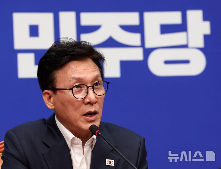 [서울=뉴시스] 고범준 기자 = 김민석 더불어민주당 대표가 31일 서울 여의도 국회에서 열린 최고위원회의에서 발언하고 있다. 2026.08.31. bjko@newsis.com