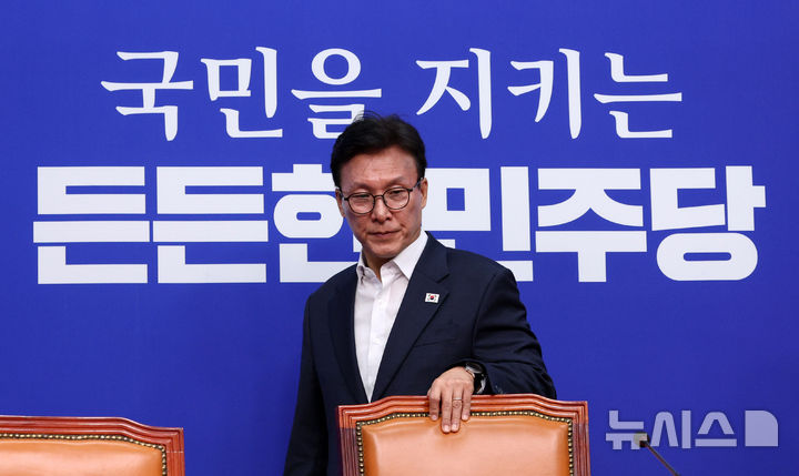 [서울=뉴시스] 고범준 기자 = 김민석 더불어민주당 대표가 31일 서울 여의도 국회에서 열린 최고위원회의에 참석하고 있다. 2026.08.31. bjko@newsis.com