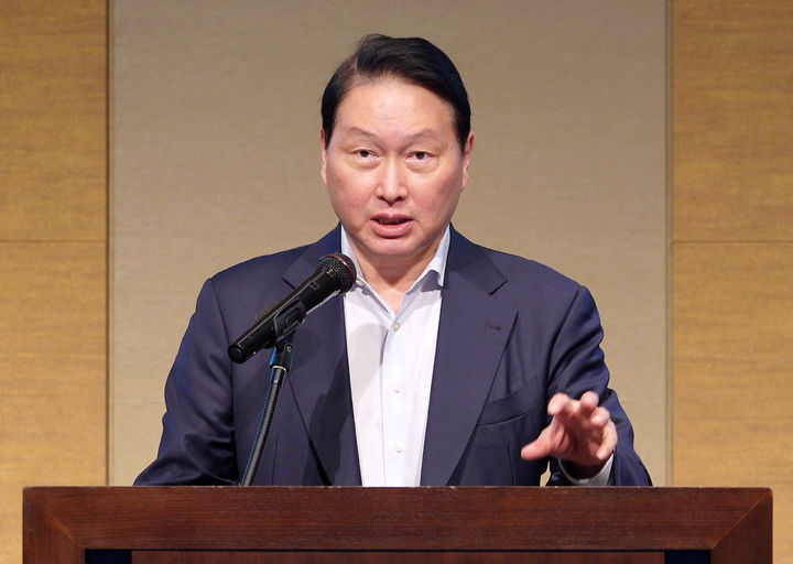 [서울=뉴시스] 홍효식 기자 = 최태원 SK그룹 회장은 일본 낸드플래시 반도체 기업 키옥시아홀딩스와 공동 생산에 대해 "하나의 선택지"라고 언급했다. 사진은 최 회장이 지난달 31일 일본 센다이 웨스틴호텔에서 열린 제15회 한일상공회의소 회장단 회의에서 개회사를 하고 있는 모습. (사진=대한상의 제공) 2026.09.02. photo@newsis.com *재판매 및 DB 금지