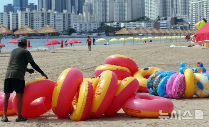  [부산=뉴시스] 하경민 기자 = 31일 부산 수영구 광안리해수욕장에서 물놀이용품 대여업자가 튜브를 정리하고 있다. 송정·송도·광안리·다대포·일광·임랑 등 부산 6개 해수욕장은 이날 폐장하지만 해운대해수욕장은 오는 9월15일 운영된다. 2026.08.31. yulnetphoto@newsis.com