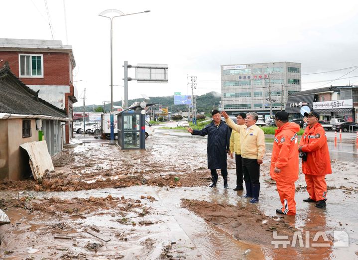 [영광=뉴시스] 장세일 영광군수(왼쪽 세 번째)가 극한 호우로 피해가 발생한 현장을 찾아 복구 계획을 논의하고 있다. (사진=영광군수 제공) photo@newsis.com *재판매 및 DB 금지
