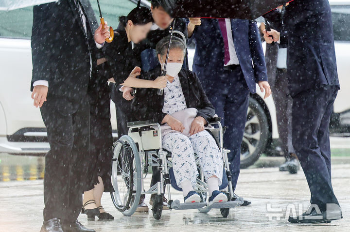 [서울=뉴시스] 최동준 기자 = '정교 유착' 의혹 한학자 통일교 총재가 31일 서울 서초구 서울중앙지방법원에서 열린 선고 공판에 출석하고 있다. (공동취재) 2026.08.31. photocdj@newsis.com