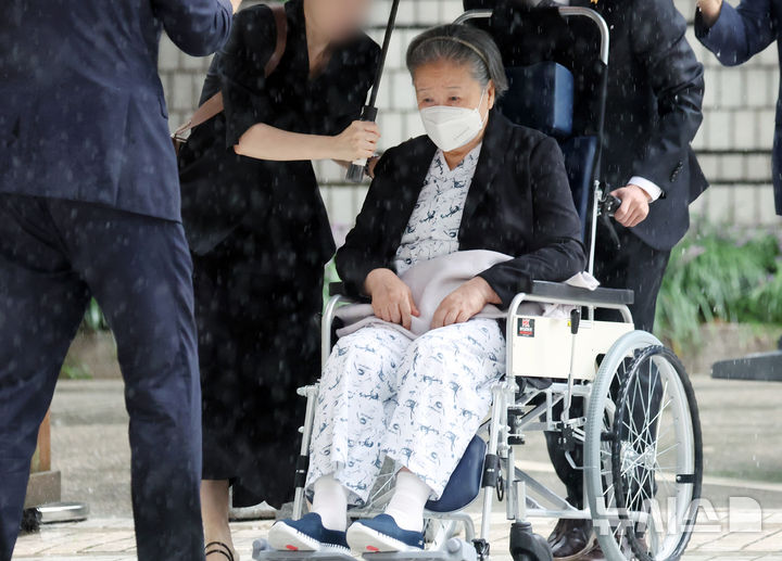 [서울=뉴시스] 최동준 기자 = '정교 유착' 의혹 한학자 통일교 총재가 31일 서울 서초구 서울중앙지방법원에서 열린 선고 공판에 출석하고 있다. (공동취재) 2026.08.31. photocdj@newsis.com