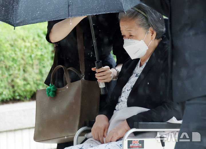 [서울=뉴시스] 최동준 기자 = '정교 유착' 의혹 한학자 통일교 총재가 31일 서울 서초구 서울중앙지방법원에서 열린 선고 공판에 출석하고 있다. (공동취재) 2026.08.31. photocdj@newsis.com