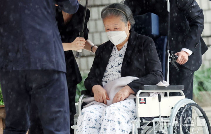 [서울=뉴시스] 최동준 기자 = '정교 유착' 의혹 한학자 통일교 총재가 31일 서울 서초구 서울중앙지방법원에서 열린 선고 공판에 출석하고 있다. (공동취재) 2026.08.31. photocdj@newsis.com
