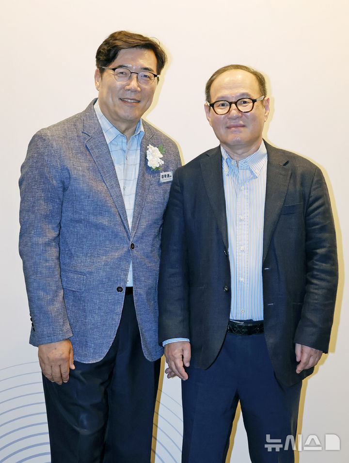 [서울=뉴시스] 김혜진 기자 = 이학래(왼쪽) 교수와 김진두 아진 P&P 대표가 31일 서울 중구 신라호텔에서 뉴시스와 인터뷰에 앞서 포즈를 취하고 있다.2026.08.31. jini@newsis.com