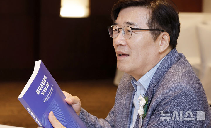 [서울=뉴시스] 김혜진 기자 = 이학래 교수가 31일 서울 중구 신라호텔에서 뉴시스와 인터뷰를 하고 있다.2026.08.31. jini@newsis.com