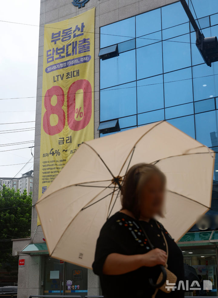 [서울=뉴시스] 김명년 기자 = 한국은행의 두 차례 연속 기준금리 인상으로 기준금리가 1년 9개월 만에 3%대에 진입하면서 주택담보대출 금리 상단이 연 8%까지 오를 수 있다는 관측이 나온다. 31일 금융권에 따르면 KB국민·신한·하나·우리·NH농협 등 5대 시중은행의 주택담보대출 5년 고정형 금리는 지난 28일 기준 최고 연 7.15%까지 오른 가운데, 한은의 통화긴축 기조가 이어질 경우 추가 상승할 가능성이 있다. 사진은 이날 서울 시내 한 은행에 주택담보대출 관련 안내문이 게시돼 있는 모습. 2026.08.31. kmn@newsis.com
