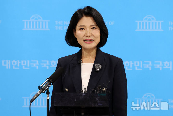 [서울=뉴시스] 고범준 기자 = 이진숙 국민의힘 의원이 31일 서울 여의도 국회 소통관에서 현안 관련 기자회견을 마치고 취재진 질문에 답변하고 있다. 2026.08.31. bjko@newsis.com