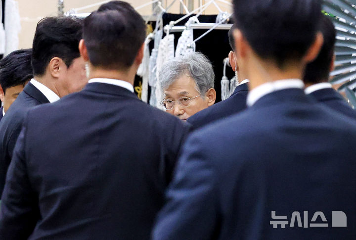 [포항=뉴시스] 이무열 기자 = 조희대 대법원장이 31일 경북 포항시 남구 포항성모병원 장례식장에 마련된 부친 고(故) 조부환 씨의 빈소에서 조문을 마친 강훈식 대통령 비서실장을 배웅하고 있다. 2026.08.31. lmy@newsis.com