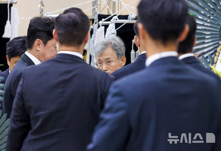 [포항=뉴시스] 이무열 기자 = 조희대 대법원장이 지난달 31일 경북 포항시 남구 포항성모병원 장례식장에 마련된 부친 고(故) 조부환 씨의 빈소에서 조문을 마친 강훈식 대통령 비서실장을 배웅하고 있다. 2026.09.03. lmy@newsis.com