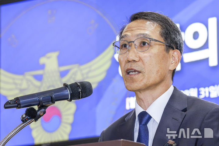 [서울=뉴시스] 정병혁 기자 = 유재성 경찰청장 직무대행이 31일 서울 여의도 국회 의원회관에서 열린 '경찰의민주적 통제 및 경찰수사 혁신 정책토론회'에서 인사말을 하고 있다. 2026.08.31. jhope@newsis.com