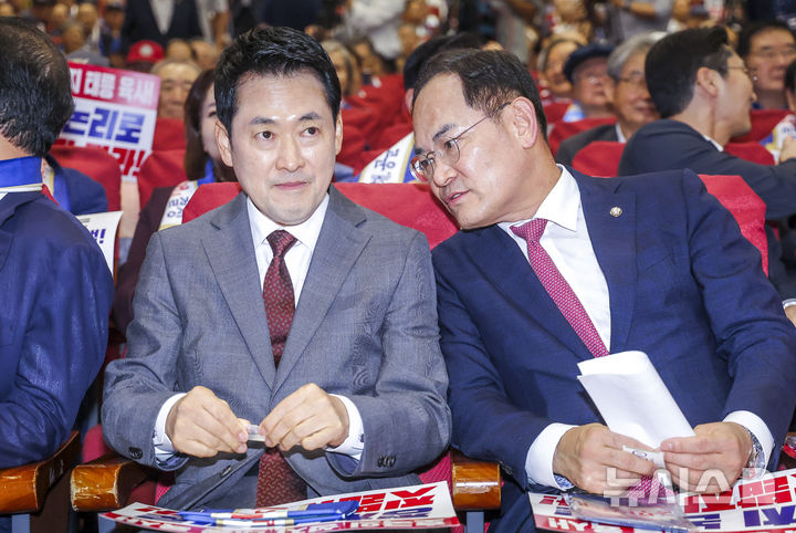 [서울=뉴시스] 정병혁 기자 = 장동혁 국민의힘 대표가 31일 서울 여의도 국회 의원회관에서 열린 사관학교 폐교 저지 국민연대 발대식 및 결의대회에서 임종득 의원과 대화를 나누고 있다. 2026.08.31. jhope@newsis.com