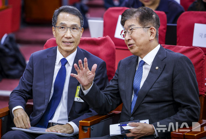 [서울=뉴시스] 정병혁 기자 = 유재성 경찰청장 직무대행이 31일 서울 여의도 국회 의원회관에서 열린 '경찰의민주적 통제 및 경찰수사 혁신 정책토론회'에서 이상식 더불어민주당 의원과 대화를 나누고 있다. 2026.08.31. jhope@newsis.com