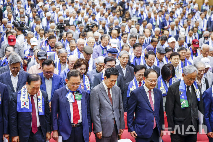 [서울=뉴시스] 정병혁 기자 = 장동혁 국민의힘 대표가 31일 서울 여의도 국회 의원회관에서 열린 사관학교 폐교 저지 국민연대 발대식 및 결의대회에서 국민의례를 하고 있다. 2026.08.31. jhope@newsis.com