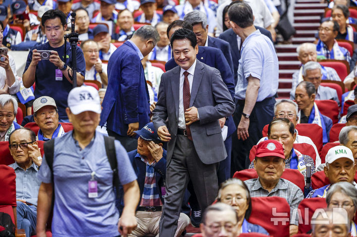 [서울=뉴시스] 정병혁 기자 = 장동혁 국민의힘 대표가 31일 서울 여의도 국회 의원회관에서 열린 사관학교 폐교 저지 국민연대 발대식 및 결의대회에 참석하고 있다. 2026.08.31. jhope@newsis.com
