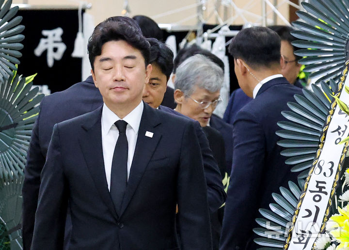 [포항=뉴시스] 이무열 기자 = 강훈식 대통령 비서실장이 31일 경북 포항시 남구 포항성모병원 장례식장에 마련된 조희대 대법원장 부친 고(故) 조부환 씨의 빈소를 찾아 조문을 마친 뒤 이동하고 있다. 2026.08.31. lmy@newsis.com