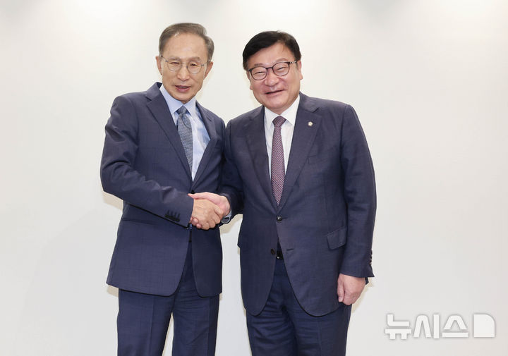[서울=뉴시스] 국회사진기자단 = 정점식 국민의힘 원내대표가 31일 서울 서초구 이명박 전 대통령 사무실에서 이 전 대통령과 기념촬영을 하고 있다. 2026.08.31. photo@newsis.com